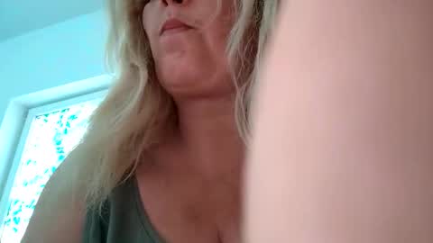 Snapshot of divineblond chatting on April 20, 10:51 am Alexxa online show from April 20, 10:51 am