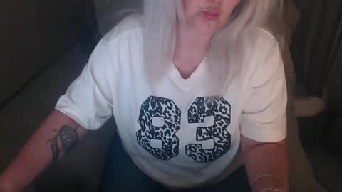 Snapshot of divineblond chatting on April 25, 9:23 pm Alexxa online show from April 25, 9:23 pm