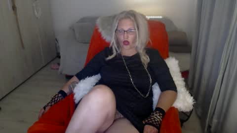 Snapshot of divineblond chatting on May 20, 12:17 am Alexxa online show from May 20, 12:17 am