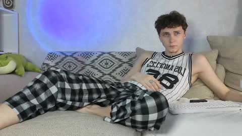 Snapshot of doedeeer chatting on December 22, 7:33 am Alex online show from December 22, 7:33 am