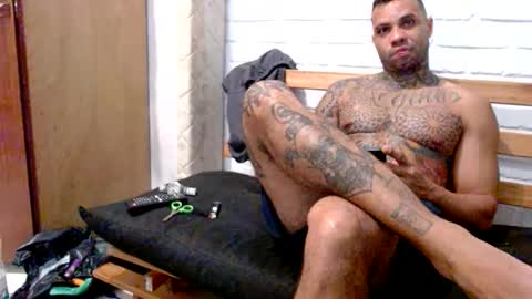 Snapshot of dogtattoo77 chatting on October 25, 9:20 pm dogtattoo77 online show from October 25, 9:20 pm