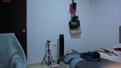 Snapshot of doll_andrea_ chatting on May 16, 12:51 am ANDREA online show from May 16, 12:51 am