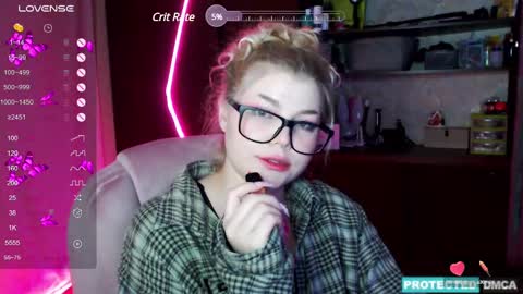 Snapshot of doll_chloe_ chatting on December 3, 8:39 pm Chloe online show from December 3, 8:39 pm