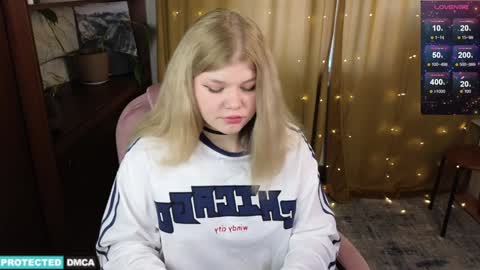 Snapshot of doll_chloe_ chatting on January 22, 9:02 am Chloe online show from January 22, 9:02 am