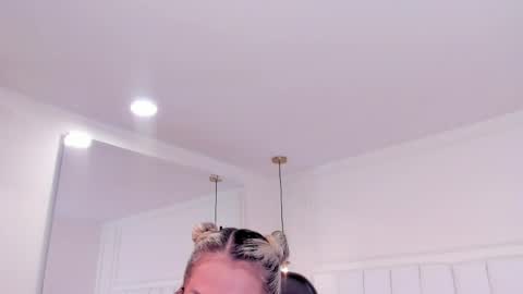 Snapshot of dolly_walker chatting on May 2, 2:27 am dolly walker online show from May 2, 2:27 am