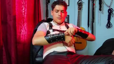 Snapshot of dom2travelers_sm chatting on June 1, 7:48 pm Diego Castell online show from June 1, 7:48 pm
