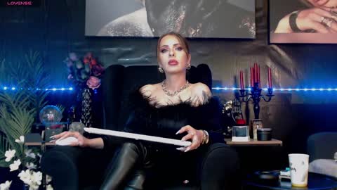 Snapshot of dominatrixeve chatting on January 11, 10:18 pm Dominatrix Eve online show from January 11, 10:18 pm