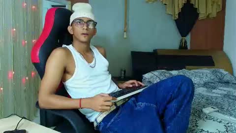 Snapshot of dominic_smith_ chatting on June 18, 4:35 am dominic_smith_ online show from June 18, 4:35 am