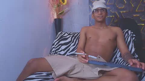 Snapshot of dominic_smith_ chatting on June 19, 9:51 pm dominic_smith_ online show from June 19, 9:51 pm