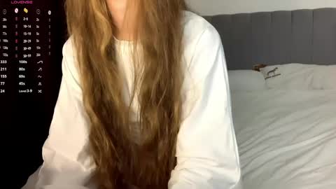 Snapshot of domitilabarrus chatting on May 7, 1:44 am Kira online show from May 7, 1:44 am