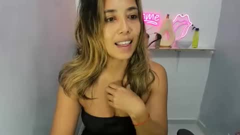 Snapshot of dona_tella chatting on May 24, 11:26 am dona_tella online show from May 24, 11:26 am