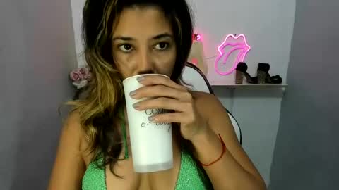 Snapshot of dona_tella chatting on June 23, 11:30 am dona_tella online show from June 23, 11:30 am