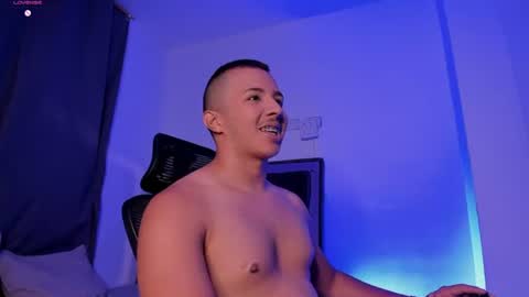 Snapshot of donathoo chatting on July 1, 3:19 am Donat Independent Model online show from July 1, 3:19 am
