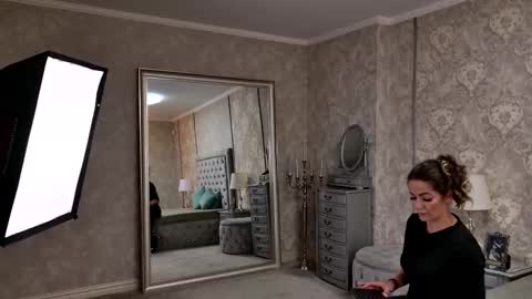 Donna online show from February 15, 7:10 pm