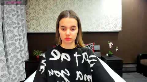 Snapshot of donnaaa_evans chatting on December 24, 11:55 pm Donna On GMT2 Mon-Fri 3-9 AM online show from December 24, 11:55 pm