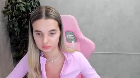 Snapshot of donnaaa_evans chatting on February 26, 3:21 am Donna On GMT2 Mon-Fri 3-9 AM online show from February 26, 3:21 am