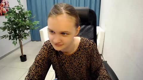 Snapshot of donnasia chatting on May 25, 11:05 am Sia online show from May 25, 11:05 am