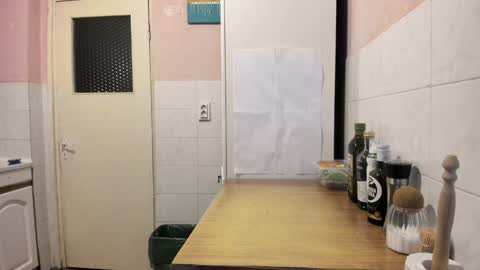 Snapshot of doriancretu95 chatting on December 24, 9:33 pm menu below online show from December 24, 9:33 pm