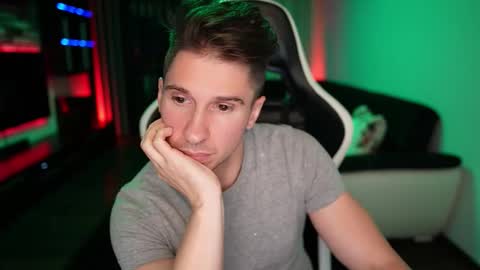 Dorian Reyes online show from October 24, 9:33 pm