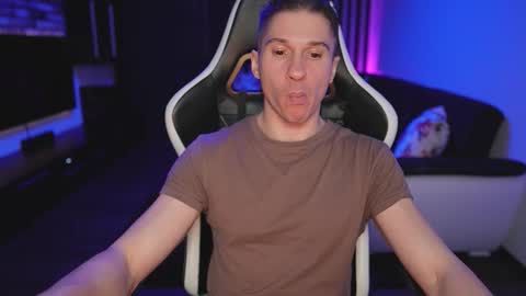 Dorian Reyes online show from December 21, 9:00 pm