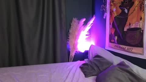 Snapshot of draculaura_ chatting on December 20, 9:28 pm Draculaura online show from December 20, 9:28 pm