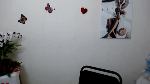 Snapshot of dream_mari chatting on June 6, 7:57 am Mari online show from June 6, 7:57 am