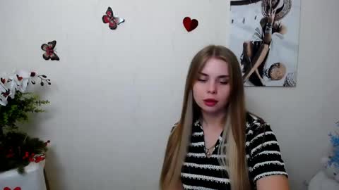 Snapshot of dream_mari chatting on June 8, 6:14 am Mari online show from June 8, 6:14 am