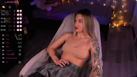 Snapshot of dreamaise chatting on December 3, 10:18 pm  Mary   pvt open    use pink and blue app lovense online show from December 3, 10:18 pm