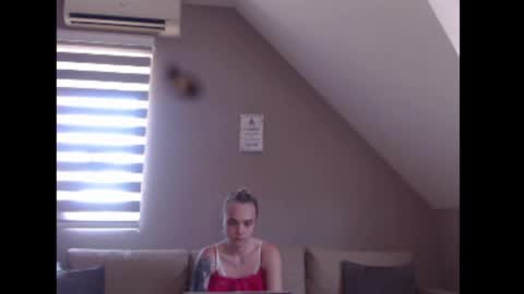 Snapshot of dreamcatcherfantasy chatting on June 29, 10:15 am A girl online show from June 29, 10:15 am