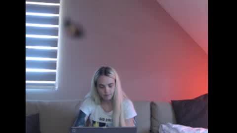 Snapshot of dreamcatcherfantasy chatting on July 14, 10:21 am A girl online show from July 14, 10:21 am