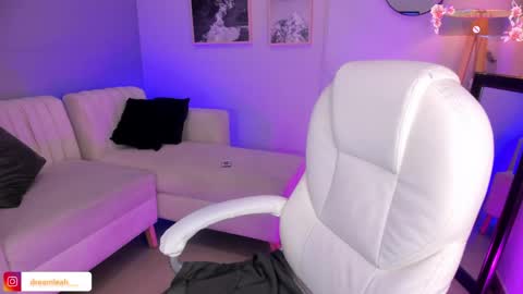 dreamleah_ online show from April 6, 3:37 am