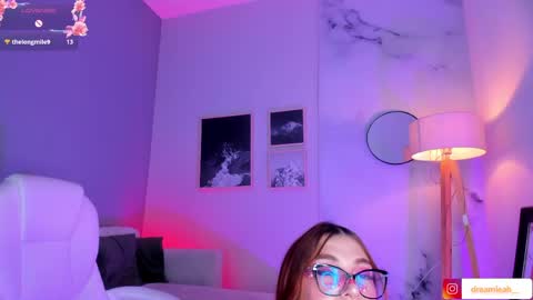 dreamleah_ online show from April 14, 12:38 am