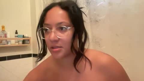 Snapshot of dreamyriri chatting on February 24, 3:43 pm RIRI OR DREAMY online show from February 24, 3:43 pm