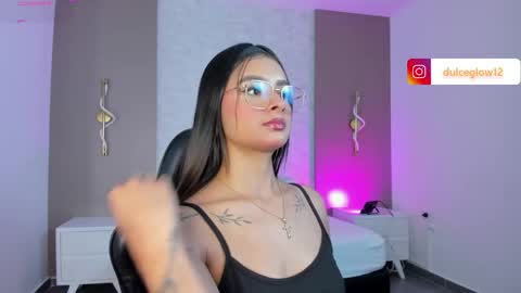 Snapshot of dulce_glow_ chatting on June 8, 8:09 pm D U L C E online show from June 8, 8:09 pm