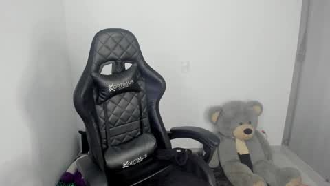 Snapshot of dulcekim_dj chatting on January 7, 3:33 pm dulcekim_dj online show from January 7, 3:33 pm