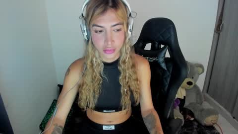 Snapshot of dulcekim_dj chatting on February 7, 1:58 am dulcekim_dj online show from February 7, 1:58 am