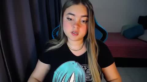 Snapshot of dumont_model chatting on January 11, 3:34 am Nicole online show from January 11, 3:34 am