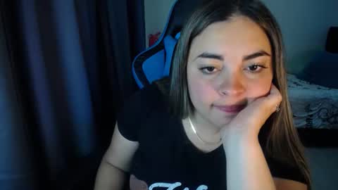 Snapshot of dumont_model chatting on February 3, 8:24 am Nicole online show from February 3, 8:24 am