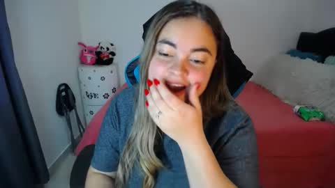 Snapshot of dumont_model chatting on March 6, 3:35 pm Nicole online show from March 6, 3:35 pm