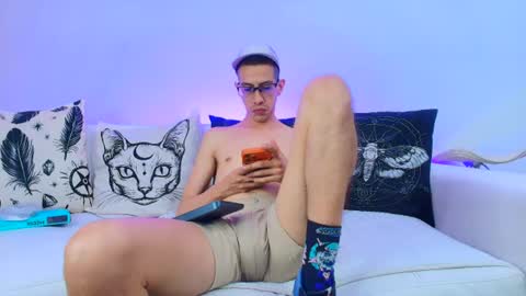 Snapshot of dustindollin_ chatting on June 11, 6:28 pm Dustin Dollin online show from June 11, 6:28 pm