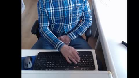 Snapshot of dutchpornking2 chatting on February 19, 8:01 am dutchpornking2 online show from February 19, 8:01 am