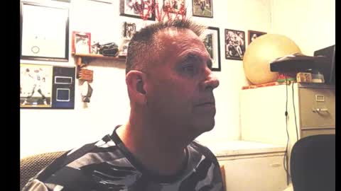 Snapshot of dwinmontana chatting on February 1, 6:23 am dwinmontana online show from February 1, 6:23 am