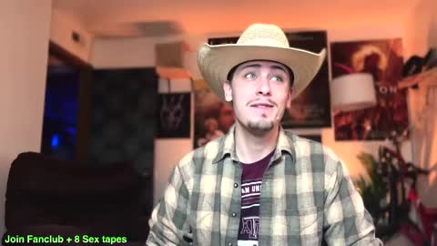 Snapshot of dylandaniel69 chatting on February 12, 8:29 pm Dylan Daniel 7.8 online show from February 12, 8:29 pm