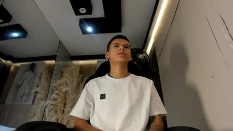 dylanroyce_ online show from April 4, 12:13 pm