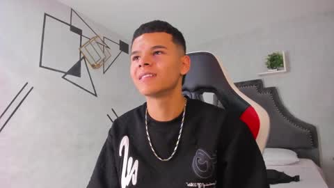 Snapshot of dylanroyce_ chatting on June 3, 2:19 pm dylanroyce_ online show from June 3, 2:19 pm