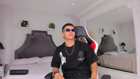 Snapshot of dylanroyce_ chatting on June 3, 2:33 pm dylanroyce_ online show from June 3, 2:33 pm