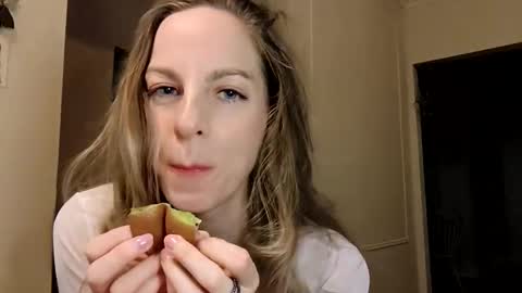 Snapshot of eager_sweetheart chatting on April 29, 8:48 pm eager_sweetheart online show from April 29, 8:48 pm