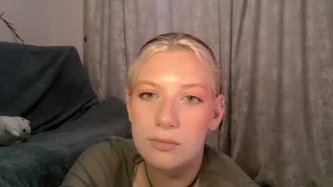 Snapshot of earn_my_lily chatting on June 18, 9:14 am Lily online show from June 18, 9:14 am