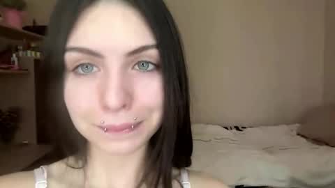 Snapshot of earthadobb chatting on April 17, 5:43 am Emma online show from April 17, 5:43 am