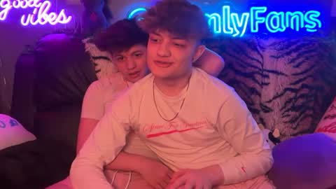 Snapshot of eastinwestin chatting on February 27, 8:14 am eastinwestin online show from February 27, 8:14 am